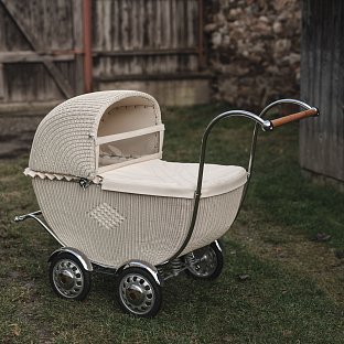 Proutěný kočárek s dřevěným madlem