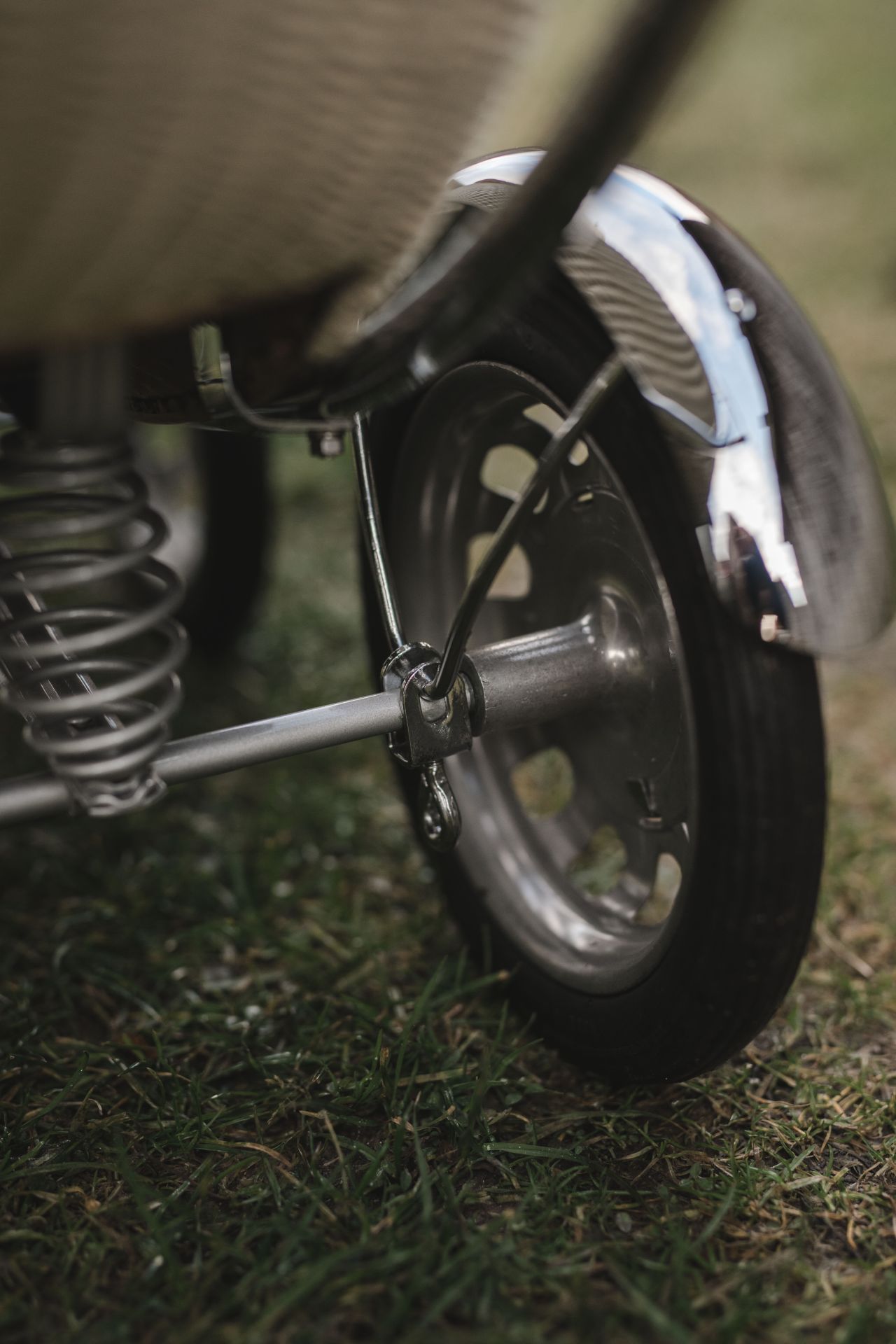 Část podvozku kočárku