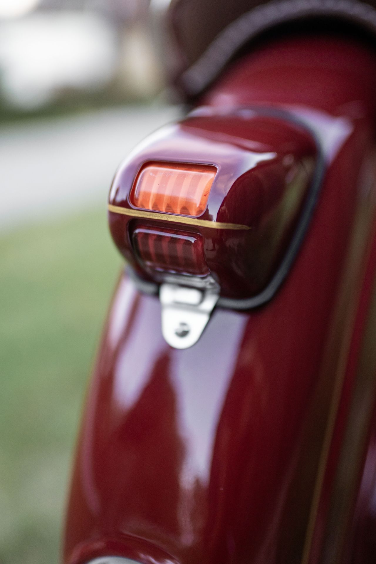 Zde můžete vidět barvu skla dle originálu - nahoře brzdové oranžové a spodní část červená