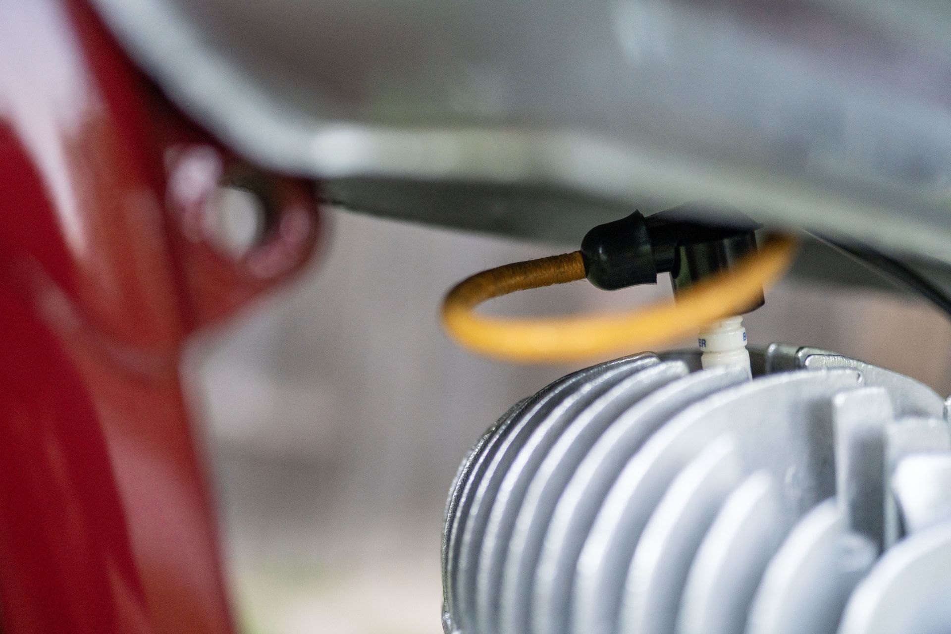 Opletený kabel ke svíčce s fajfkou. 