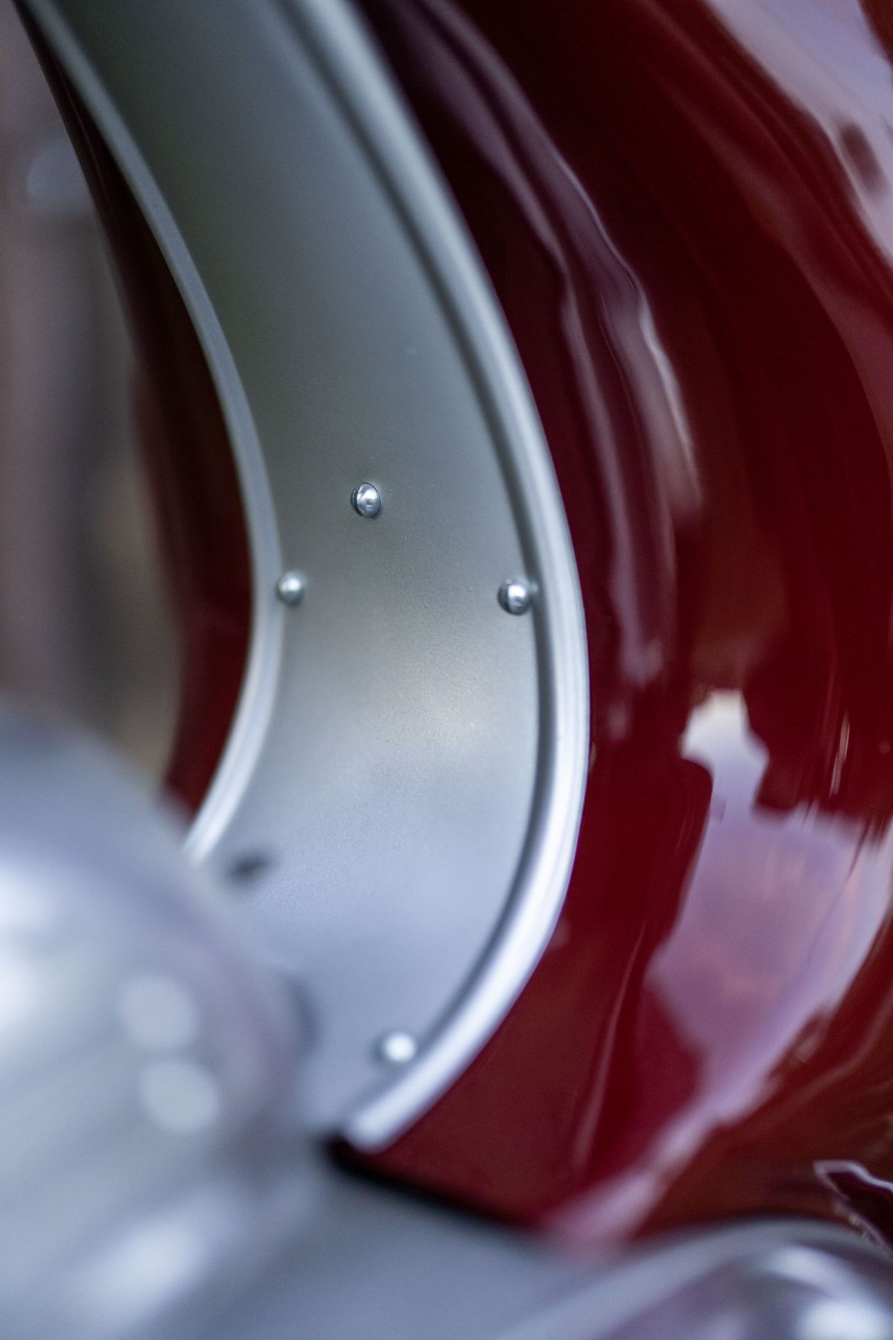 Středový díl podsedlových plechů kývačka ve stříbrné - uchycení šrouby s půlkulatou hlavou na plochý šroubovák