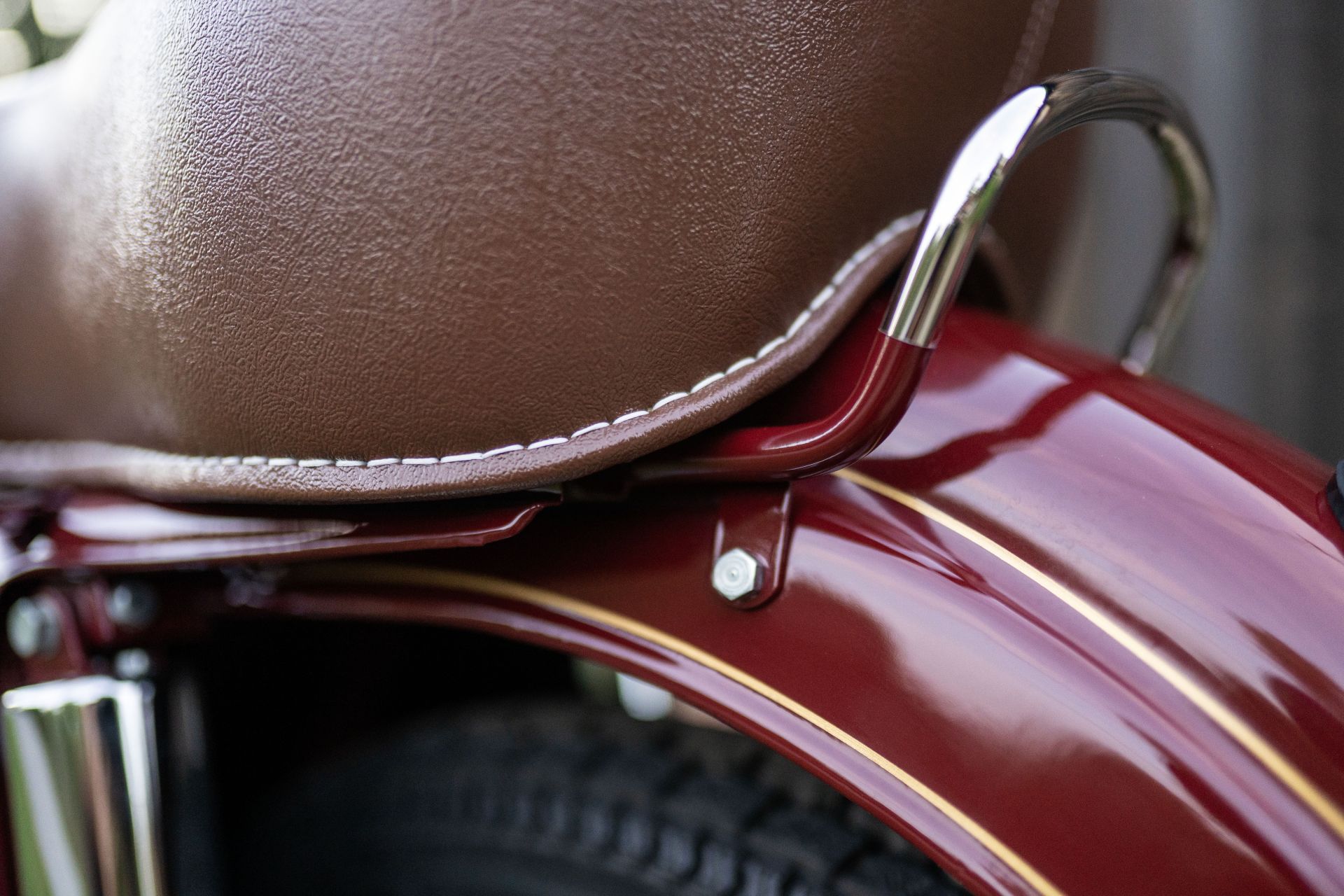 Detail obšití na sedačce a zalakované části madla.