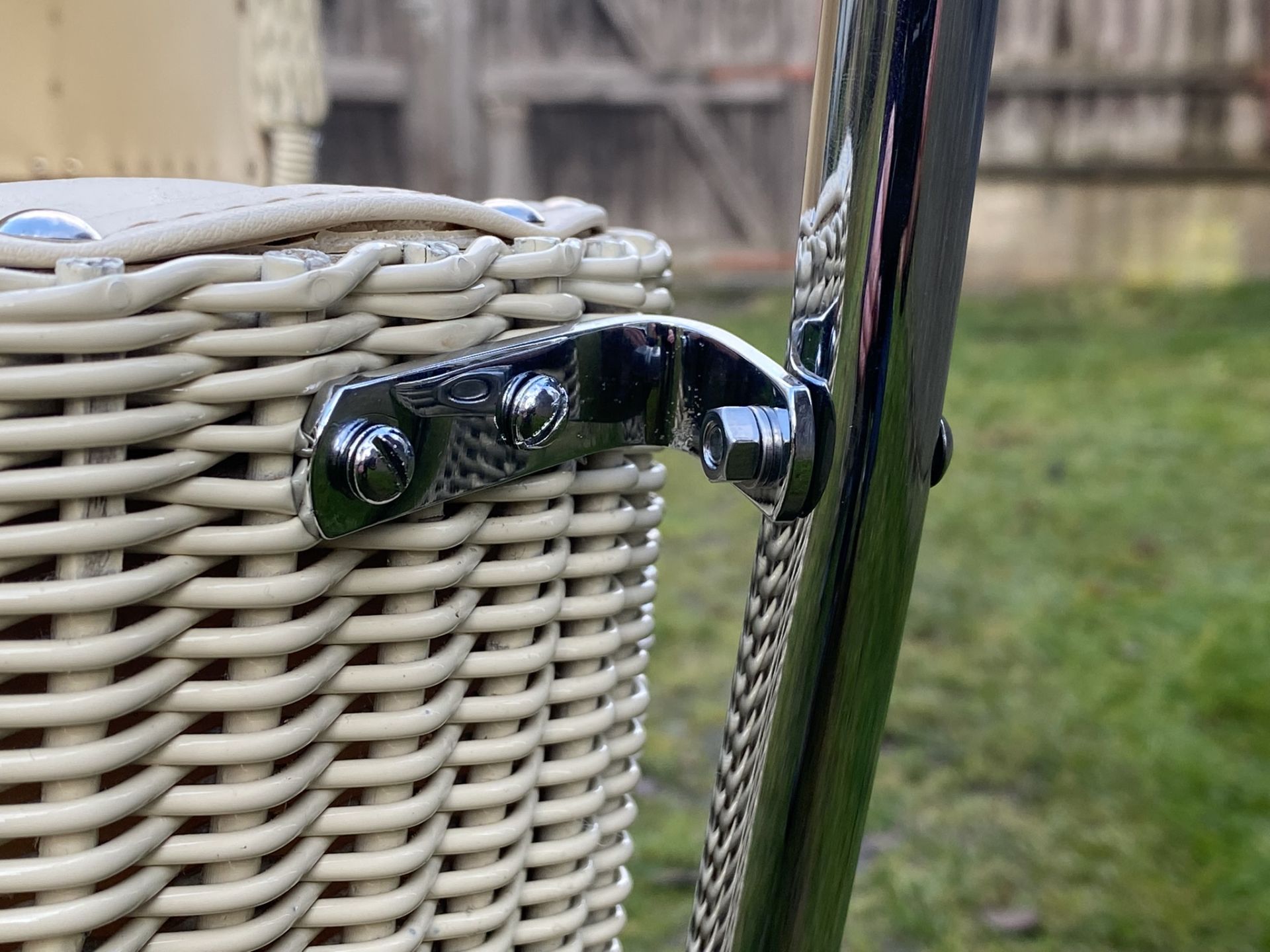 Detail uchycení šrouby madla kočárku. 