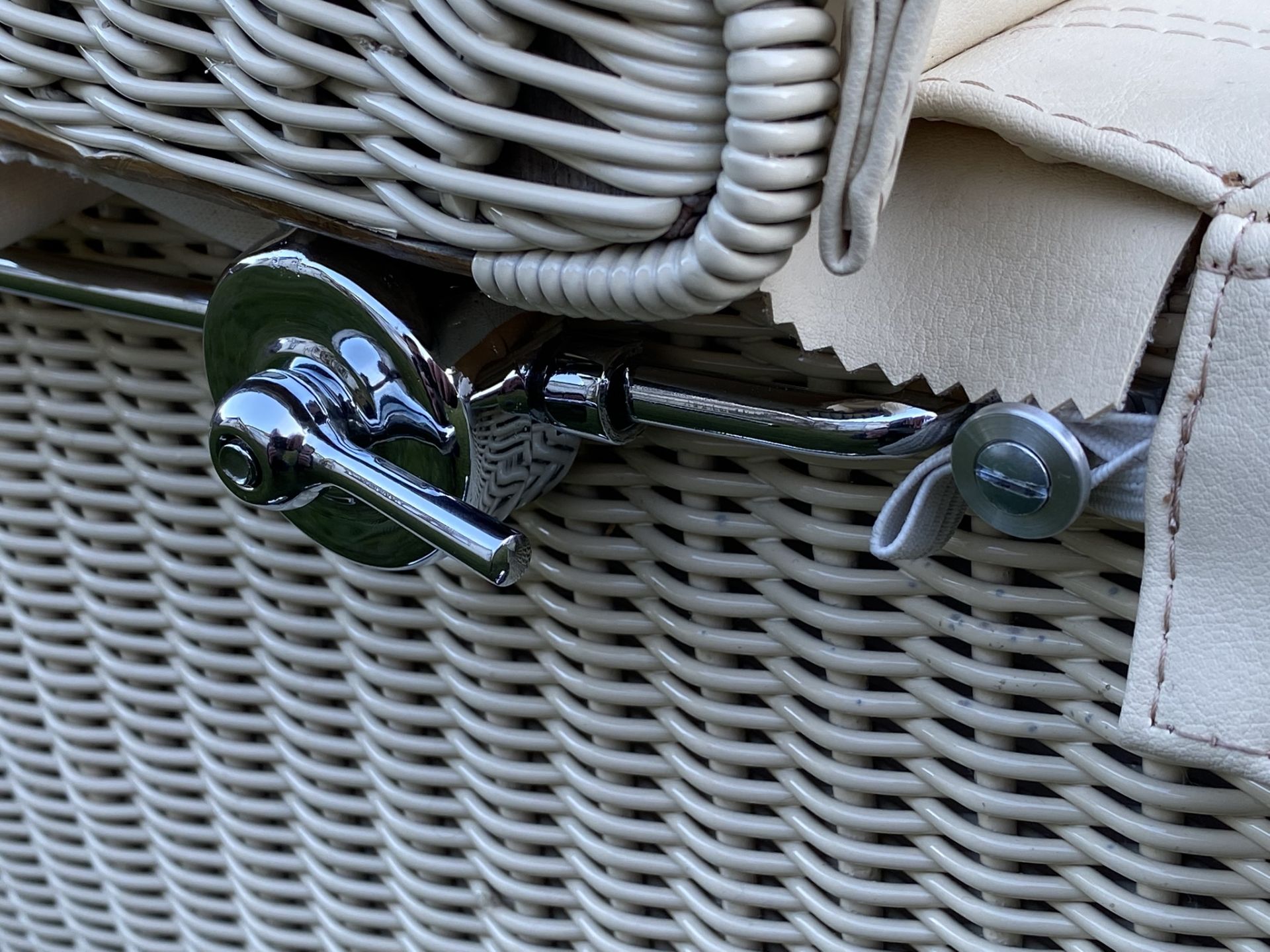 Detail pantu, který umožńuje posun a sklop boudičky u kočárku