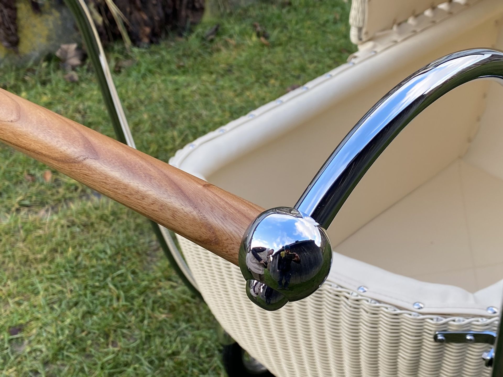 Elegantně řešené provedení madla z jilmového dřeva