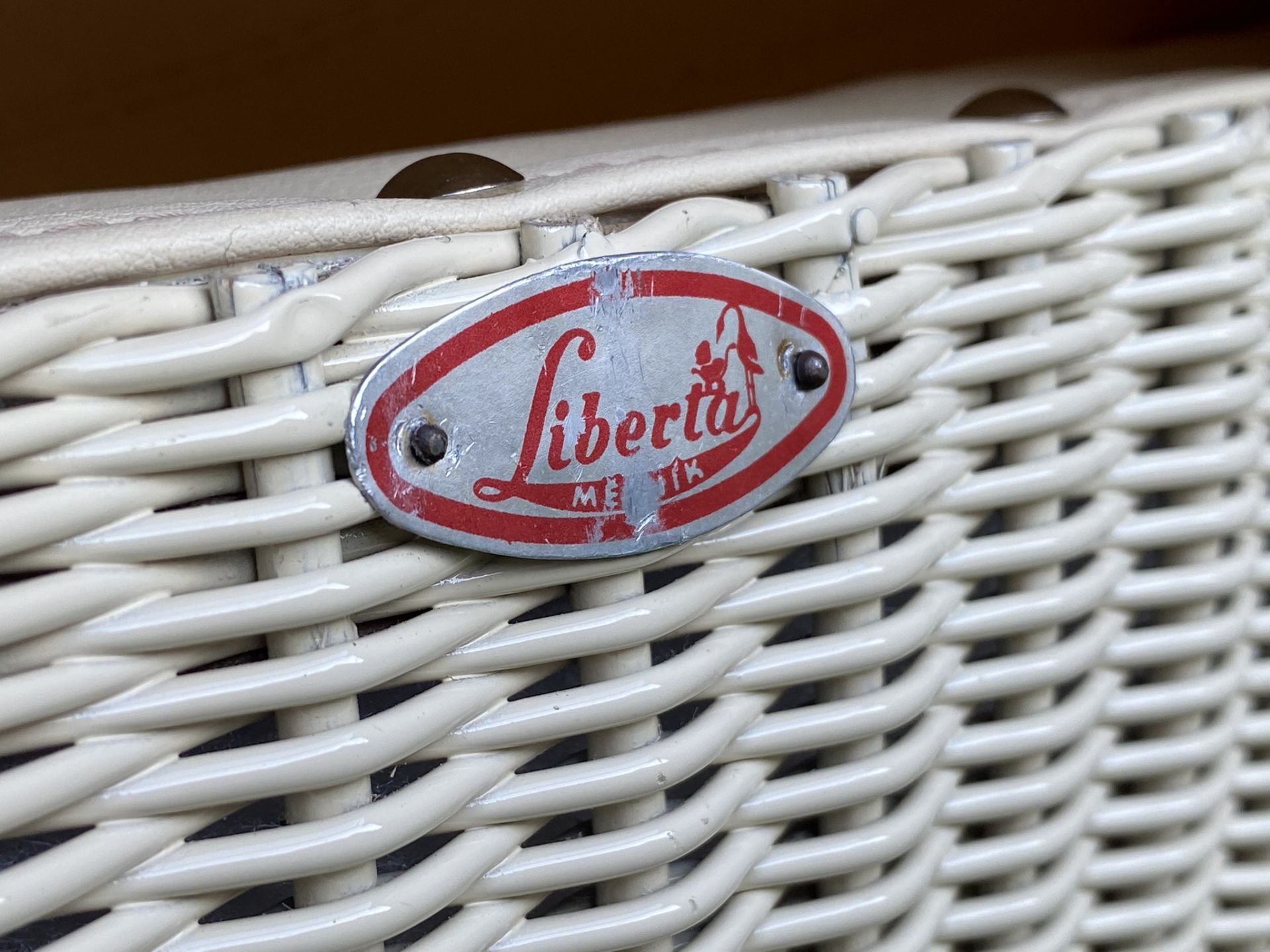 Dochovaný štítek výrobce po šetrném očištění vrácen zpět na místo.