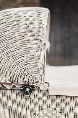 Proutěný kočárek s dřevěným madlem