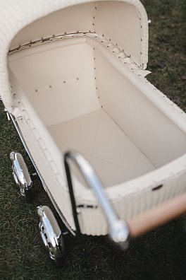 Proutěný kočárek s dřevěným madlem