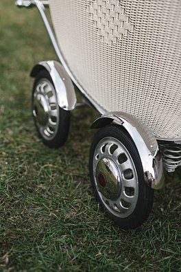 Proutěný kočárek s dřevěným madlem