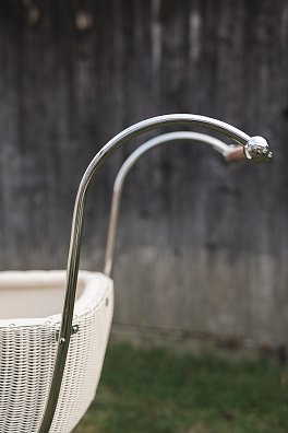 Proutěný kočárek s dřevěným madlem