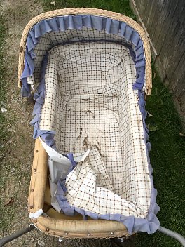 Proutěný kočárek s dřevěným madlem