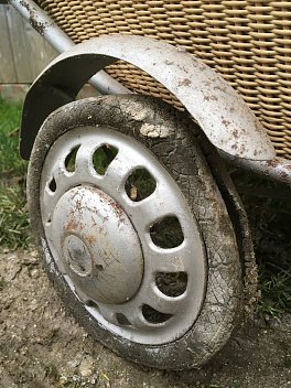 Proutěný kočárek s dřevěným madlem