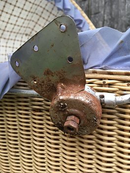 Proutěný kočárek s dřevěným madlem