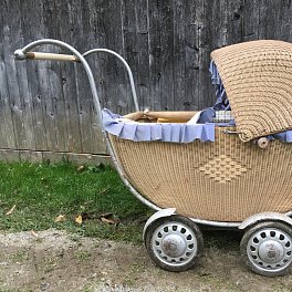 Proutěný kočárek s dřevěným madlem