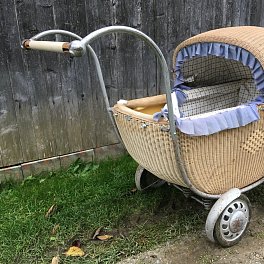 Proutěný kočárek s dřevěným madlem