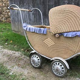 Proutěný kočárek s dřevěným madlem
