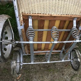 Proutěný kočárek s dřevěným madlem
