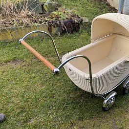 Proutěný kočárek s dřevěným madlem