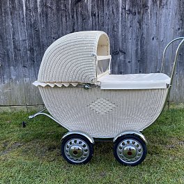 Proutěný kočárek s dřevěným madlem