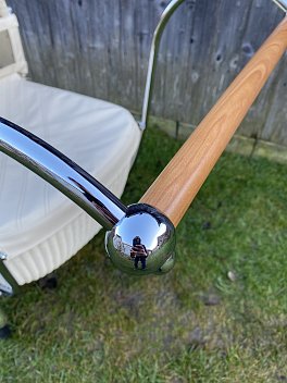 Proutěný kočárek s dřevěným madlem