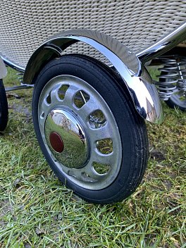 Proutěný kočárek s dřevěným madlem