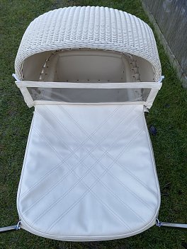 Proutěný kočárek s dřevěným madlem