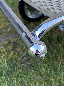 Proutěný kočárek s dřevěným madlem