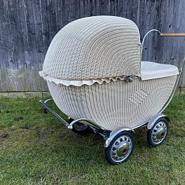 Proutěný kočárek s dřevěným madlem