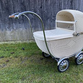 Proutěný kočárek s dřevěným madlem