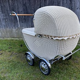 Proutěný kočárek s dřevěným madlem