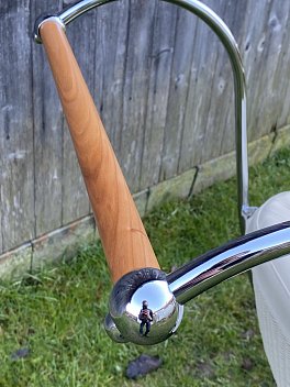 Proutěný kočárek s dřevěným madlem